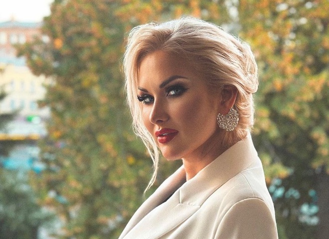 Бужинська показала, як провела час у Лондоні у синій сукні з жовтим колоссям