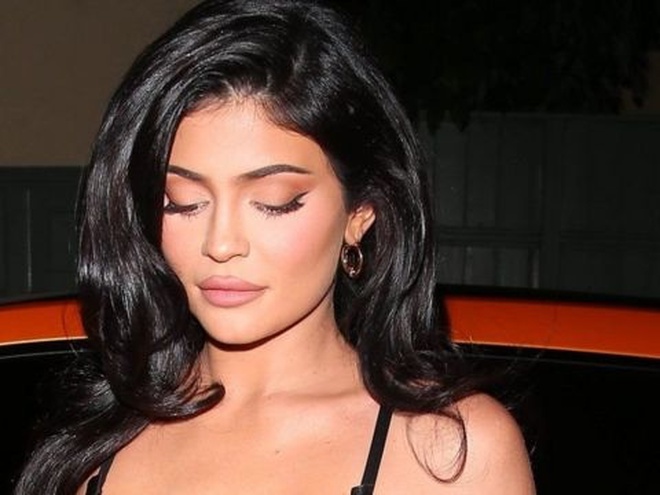 Look of the day: Кайлі Дженнер гуляє Парижем у "найнебезпечнішій" сукні