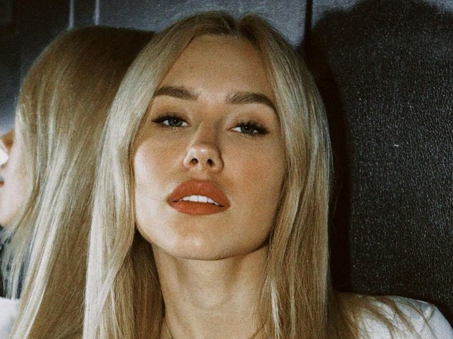 Квіткова влаштувала в ліфті фотосет у бюстгальтері та запропонувала вибрати поверх