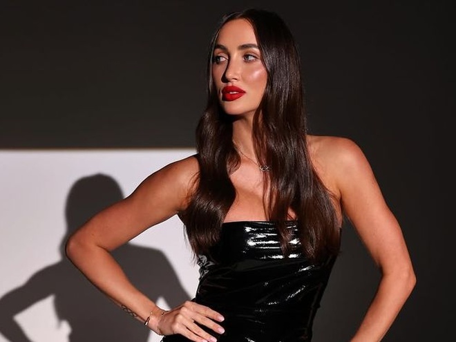 Анна Різатдінова вразила фігурою на відпочинку з сином