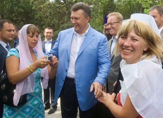 Виктор Янукович и чиновники