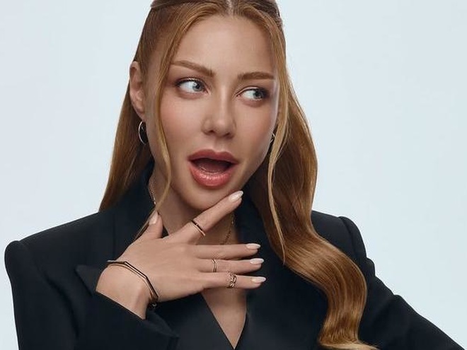 Тіна Кароль показала, як у спортзалі присідає зі штангою