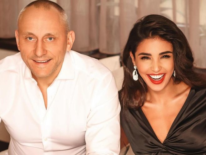 Старший на 18 років: Санта Дімопулос показала рідкісне фото з чоловіком з нагоди їхньої річниці весілля