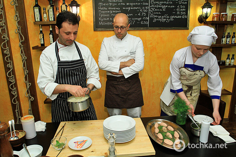 Шоу по приготовлению акробатической пиццы в ресторане La Forchetta, часть 2