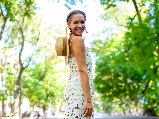 Осадча в легкій сукні й із розпущеним волоссям заскучала за літом