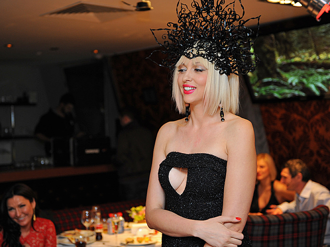 Оля Полякова показала грудь