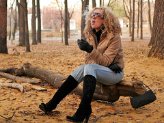 Дитина палить