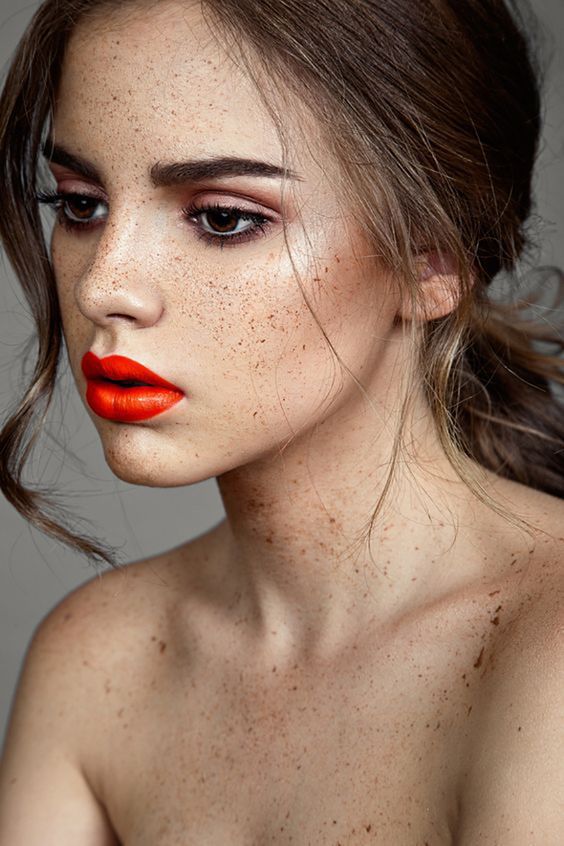 Яркий макияж на лето 2020: идеи со стрелками, глиттером и помадой