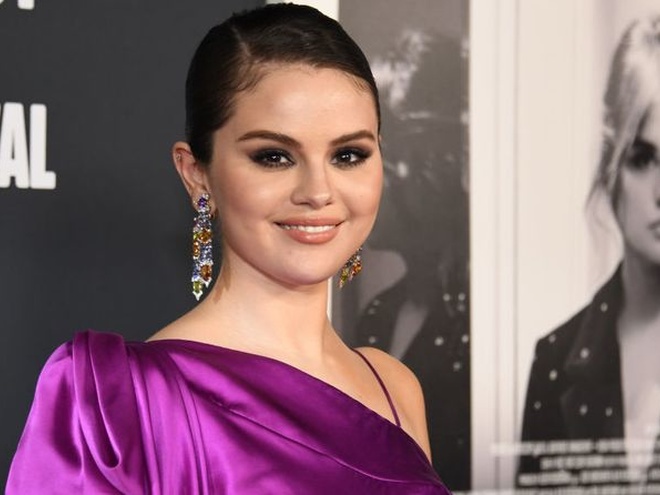 Не приховує проблемну шкіру: Селена Гомес запостила чесне селфі без макіяжу