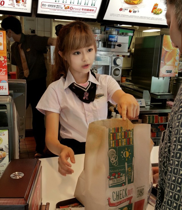 Живая кукла в Тайваньском McDonald’s