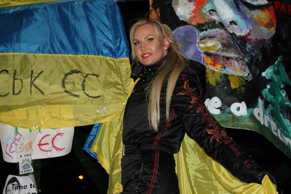 Камалия с флагом на шее накормила протестующих на Евромайдане (фото) -  glamurchik.tochka.net