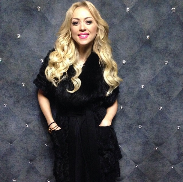 Терлеген аяғын жалады