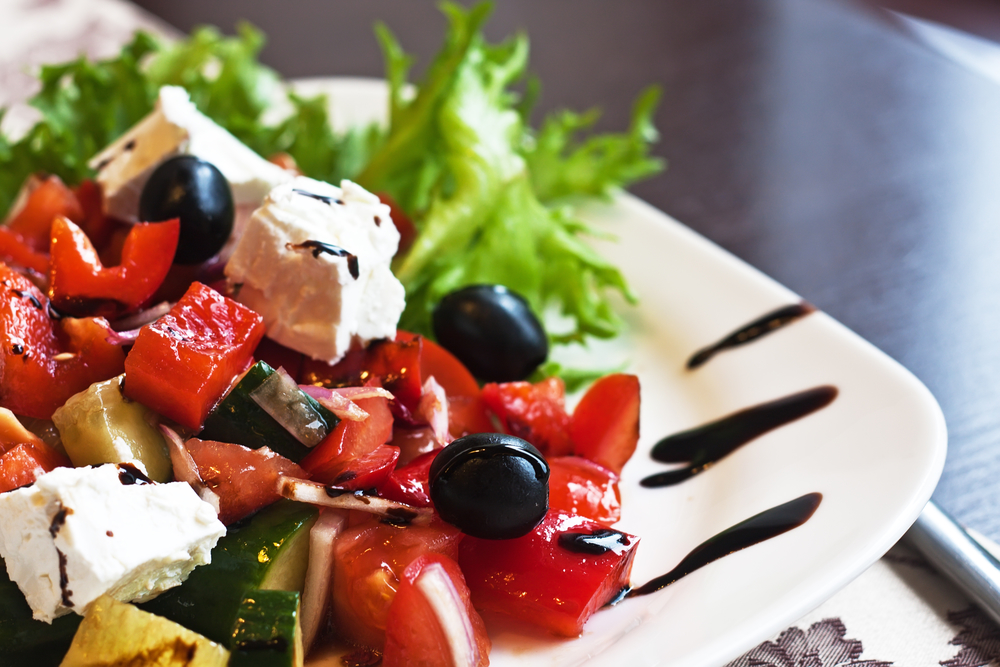 Чем в домашних условиях можно заправить греческий салат