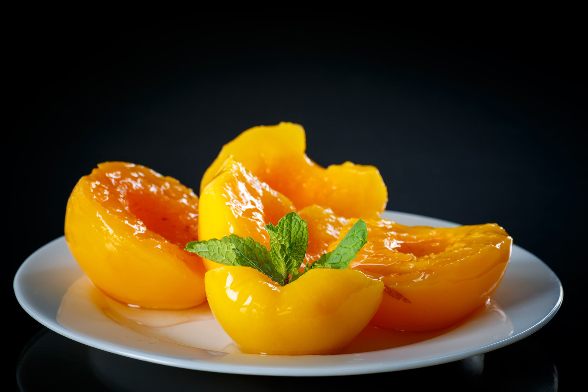 Салат с консервированными персиками: ТОП-3 простых рецепта