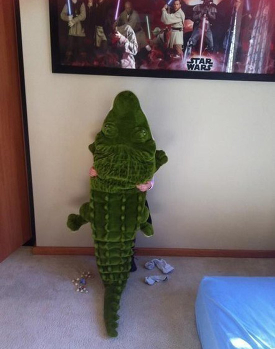 Малыши играют в прятки