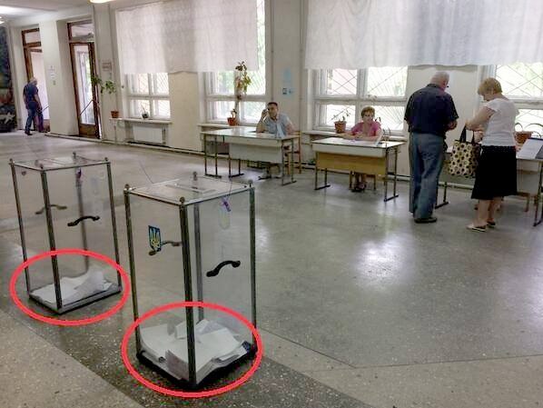 Избиратели Украины настолько суровые, что умеют бросать бюллетени сразу ровными стопочками.