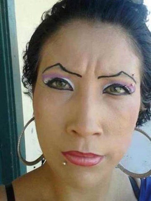 Девушки с чудными бровями