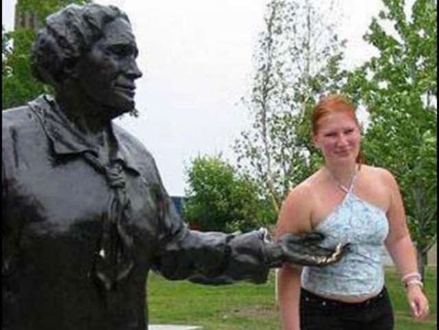 Cексуальное позирование. Памятники