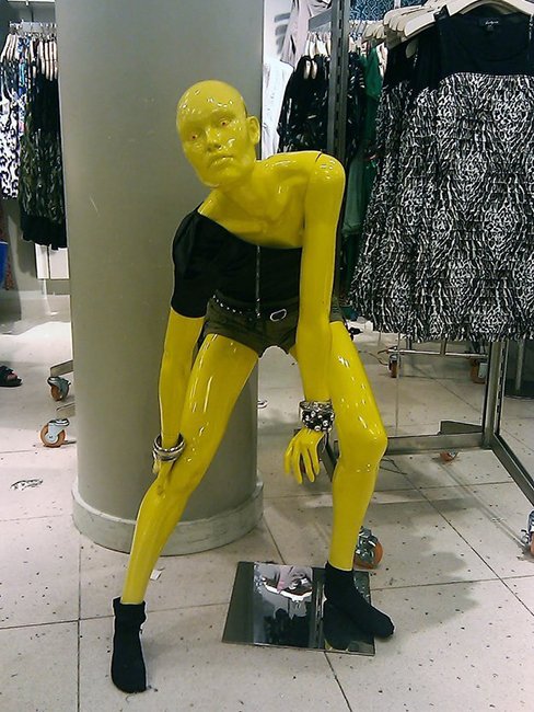 Странные позы манекенов