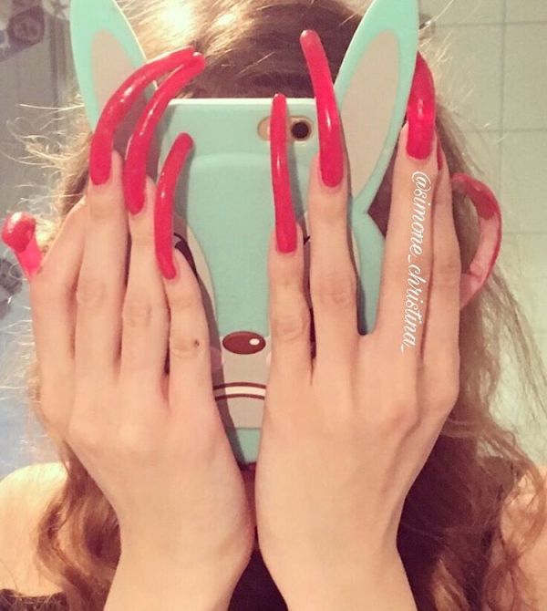 Симон Тейлор — 16-летняя школьница с бесконечно длинными ногтями