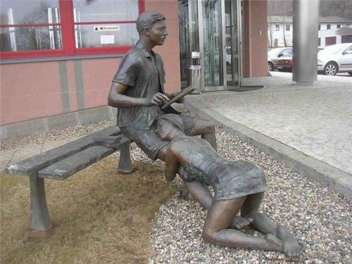 Необычные памятники