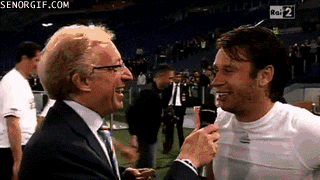 Нежданчик во время интервью (gif)