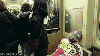 Компактная девушка в метро
