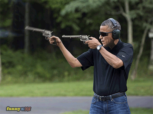 Обама стреляет из оружия.