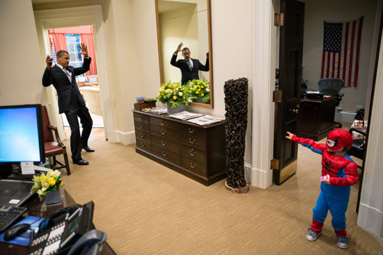 Обама играет с сыном одного из работников белого дома